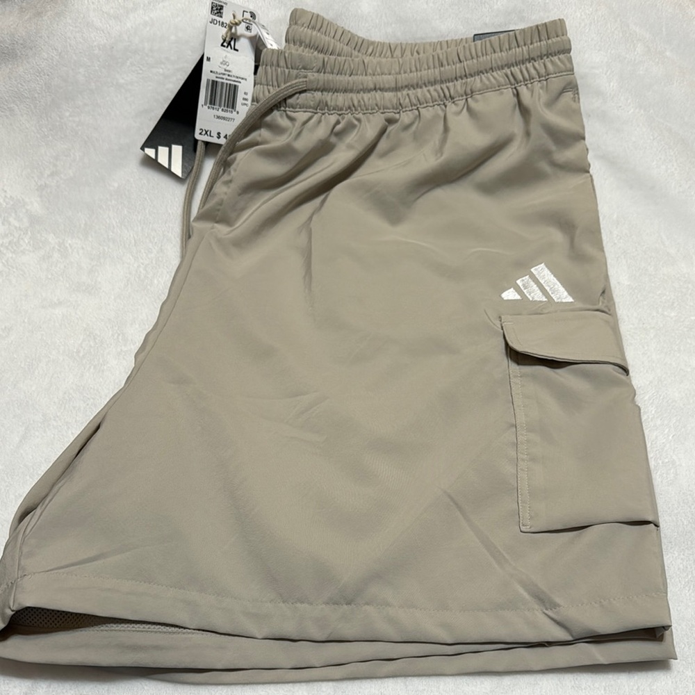 NWT Men’s Adidas Essentials Logo Sportswear Cargo Shorts Size 2XL